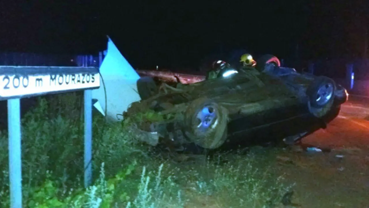 Estado no que quedou o vehículo no que viaxaba o veciño de Verín falecido. EMERXENCIAS OURENSE