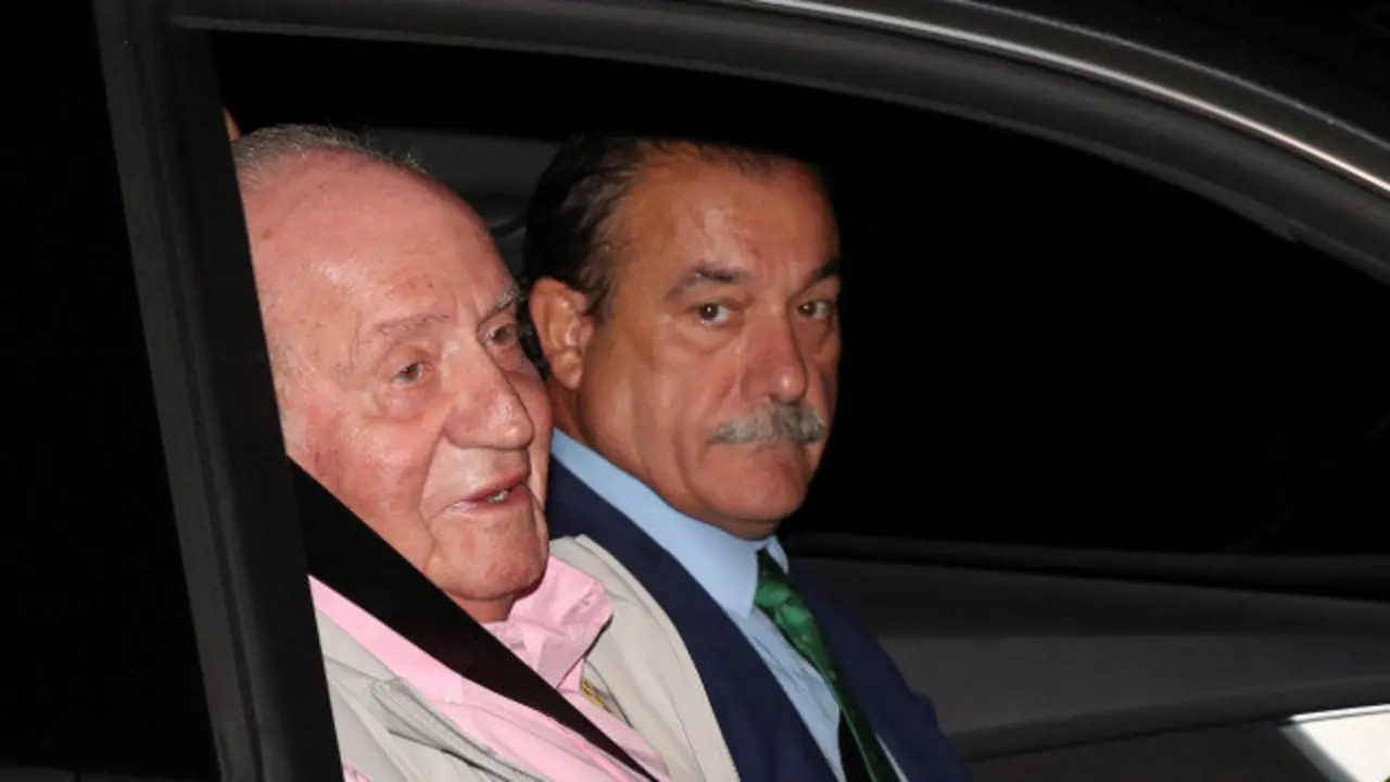 El rey Juan Carlos a su llegada este viernes a la Clínica Quirón. KIKO HUESCA (EFE)