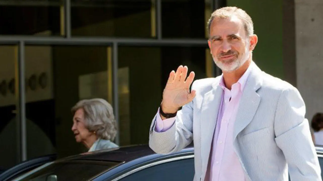 Felipe VI y Doña Sofía, a su llegada al hospital. LUCA PIERGIOVANNI
