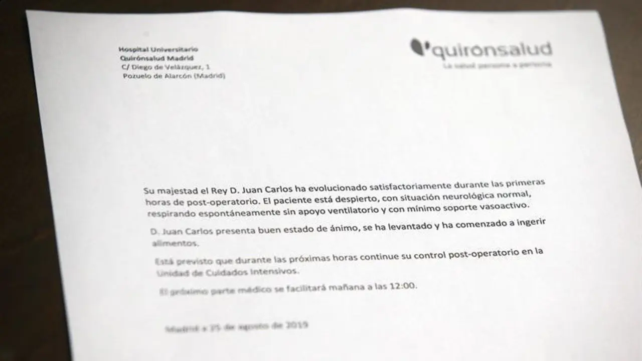 Vista do parte médico que comunica a evolución satisfactoria do rei emérito tras a súa operación. EFE