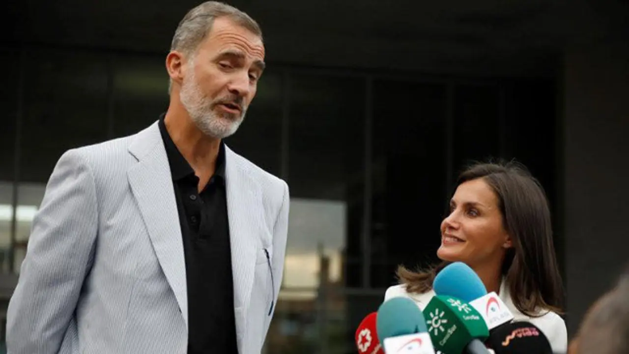 Los reyes atendiendo a los medios. EFE