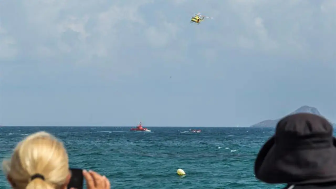  Efectivos del 112 de la Región de Murcia y agentes de la Guardia Civil buscan restos del aparato. CRISTÓBAL OSETE (EFE)