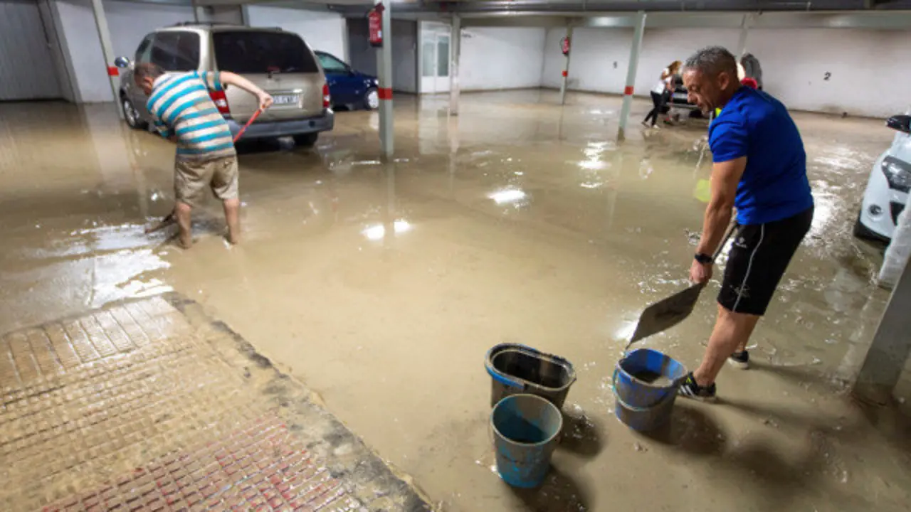 Fortes tormentas inundaron baixos e garaxes en Borox (Toledo). ISMAEL HERRERO (EFE)