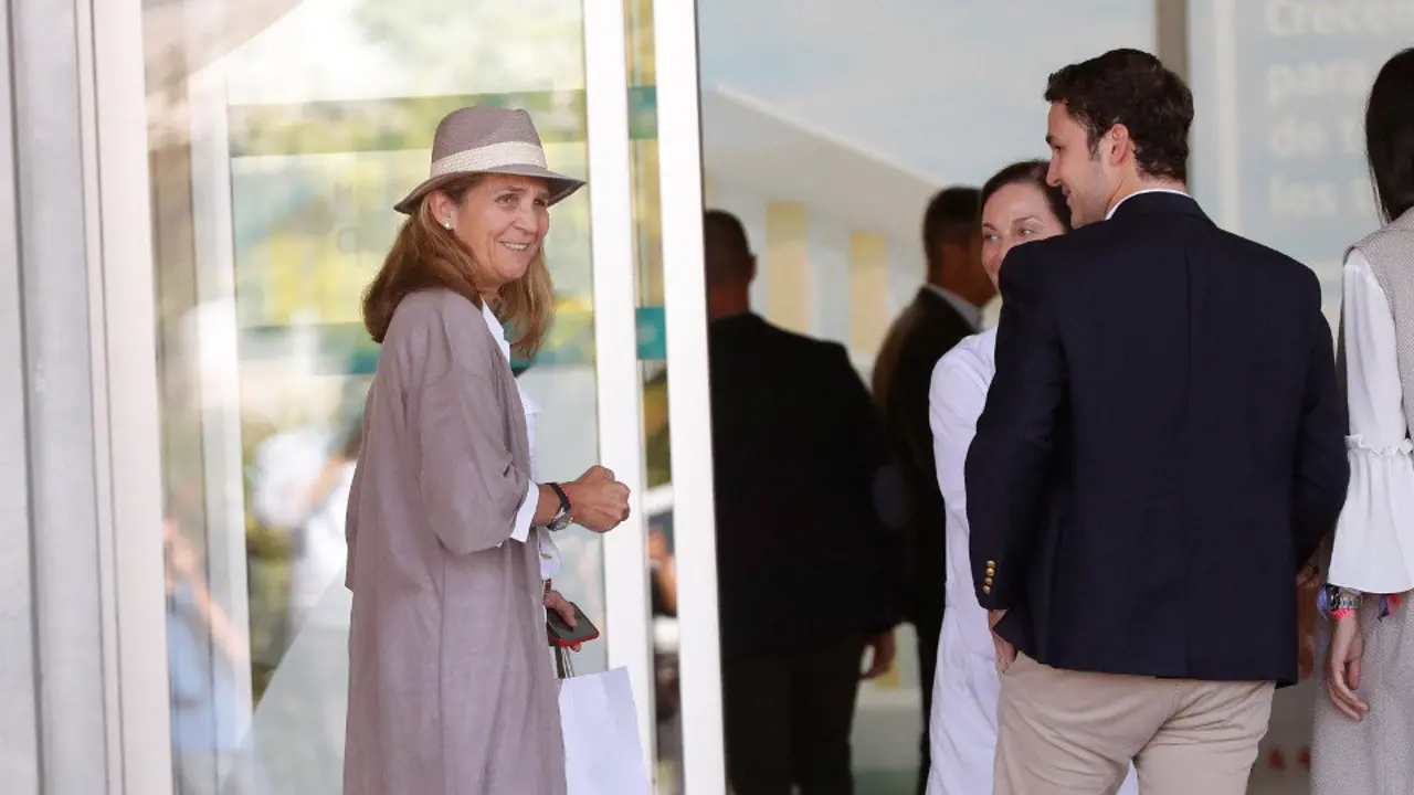 La infanta Elena y su hijo Felipe Juan Froilán, a su llegada este martes al hospital. CHEMA MOYA (EFE)