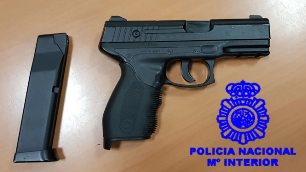 Pistola requisada al detenido. POLICÍA NACIONAL