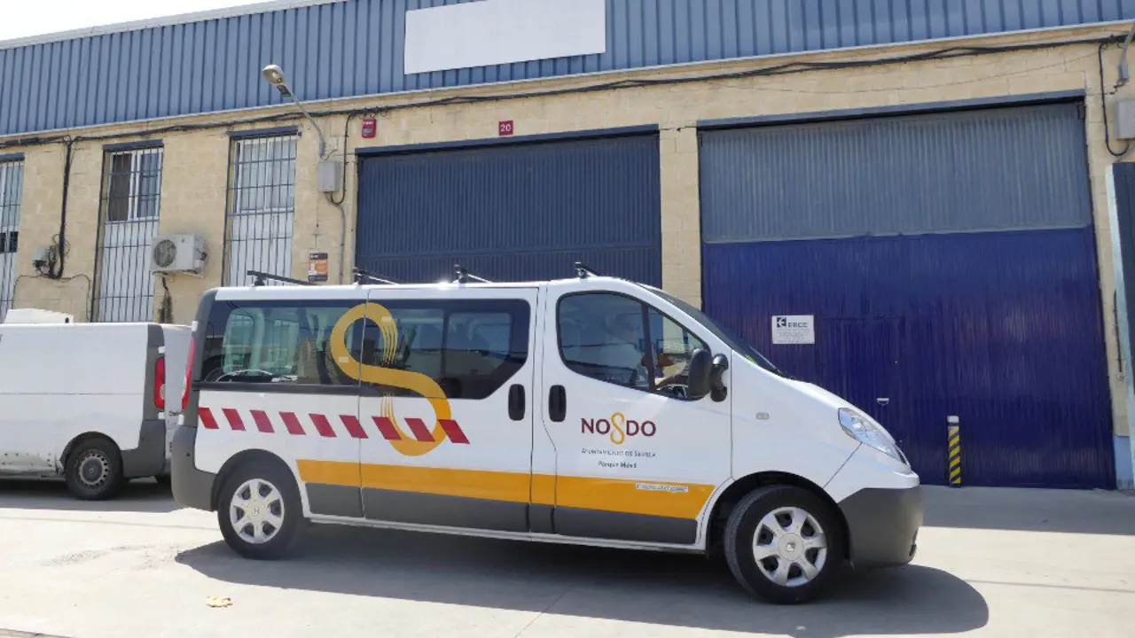 Una furgoneta del Ayuntamiento de Sevilla llega para recoger muestras a la sede de la empresa Magrudis. JOSÉ MANUEL VIDAL (EFE)