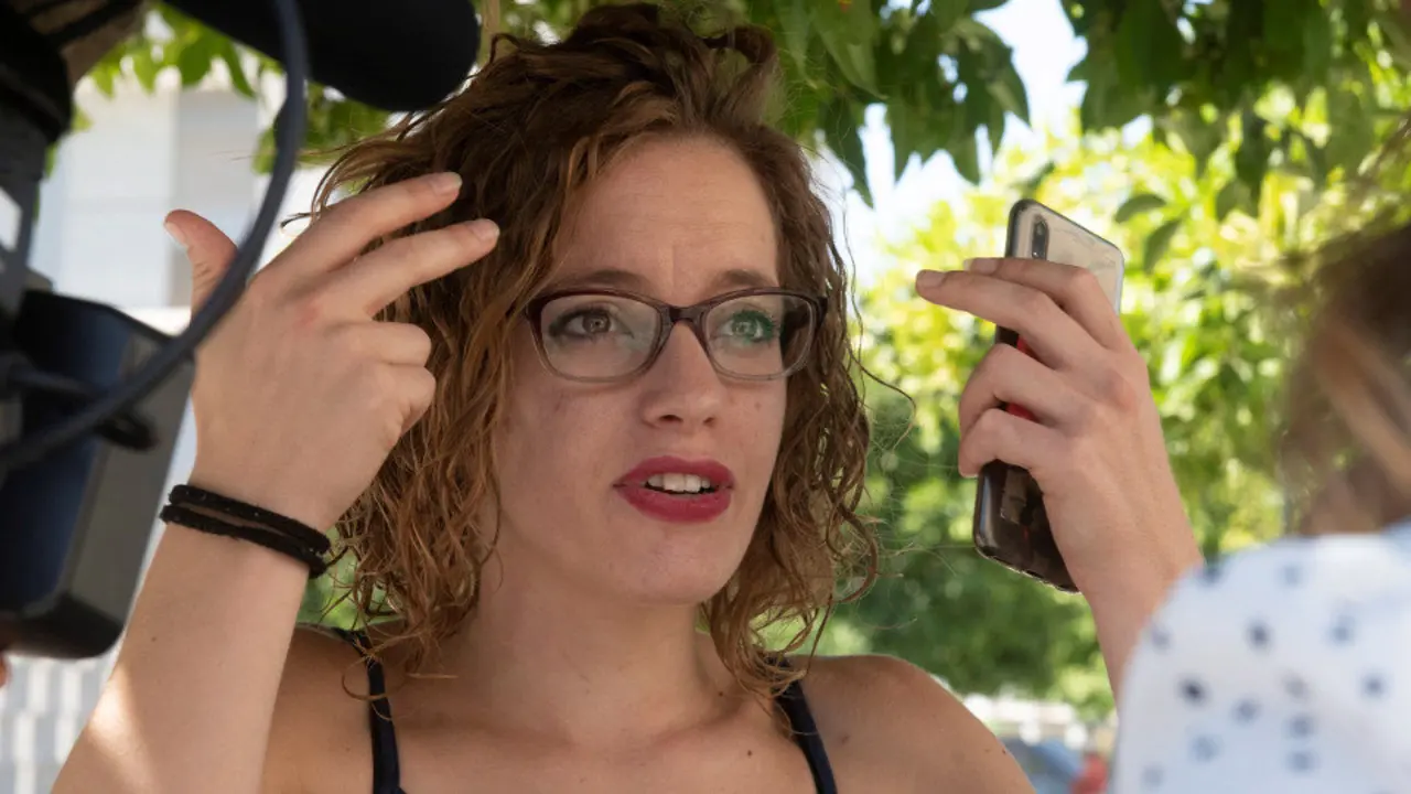 Ángela Selles habla sobre la dolencia de su hijo. MIGUEL ÁNGEL MOLINA (EFE)