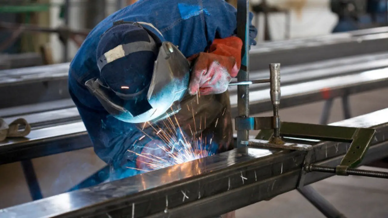 Un trabajador en una fábrica. ARCHIVO