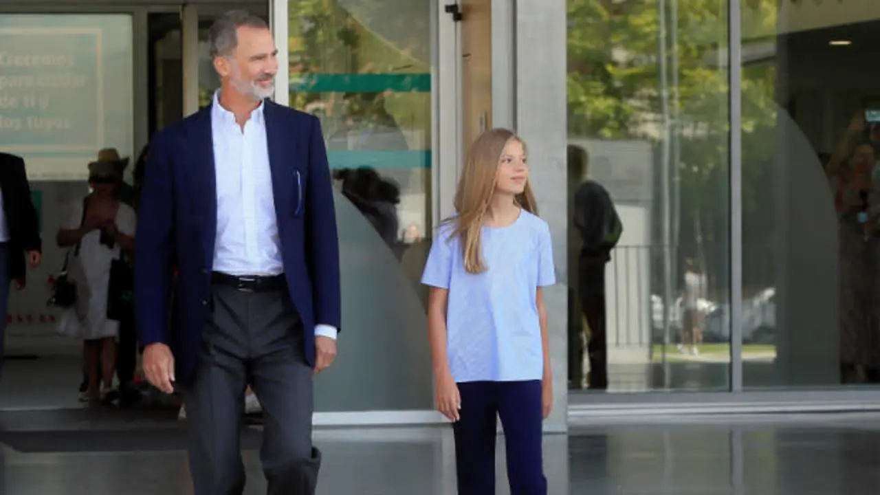 El Rey Felipe VI, acompañado de la infanta Sofía, a su salida este jueves del Hospital Quirónsalud de Pozuelo de Alarcón. ÁLVARO ALVARADO (EFE)