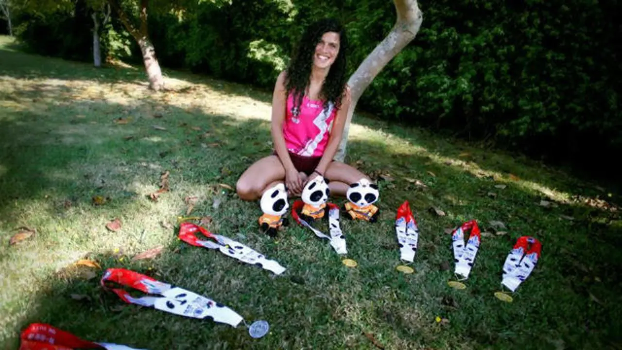 Almudena Sánchez con las medallas logradas por el equipo español. EFE
