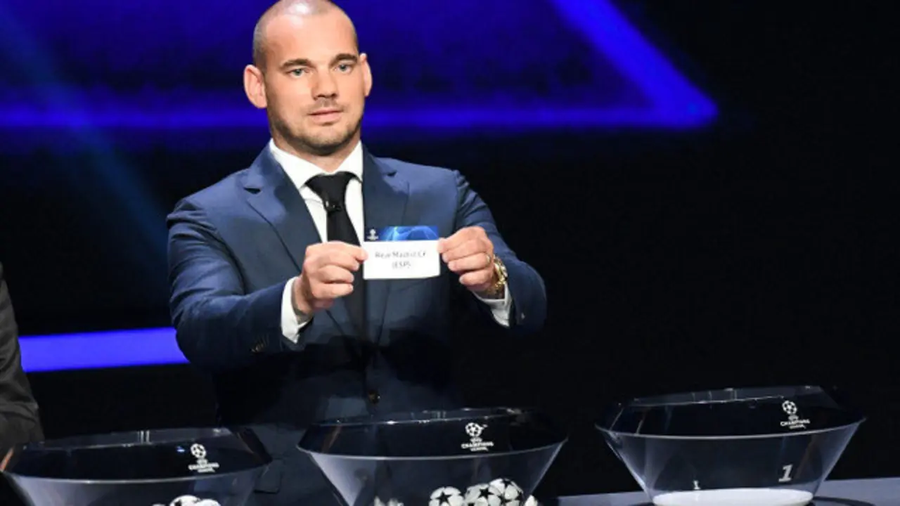 O exinternacional holandés Wesley Sneijder mostra a papeleta do Real Madrid . ALEXANDRE DIMOU (EFE)