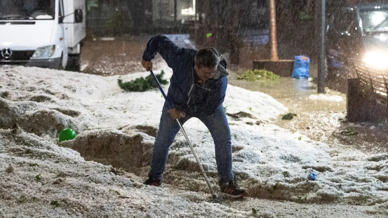 Estado de una calle de Arganda del Rey tras la fuerte tormenta de lluvia y granizo. RODRIGO JIMÉNEZ (EFE)