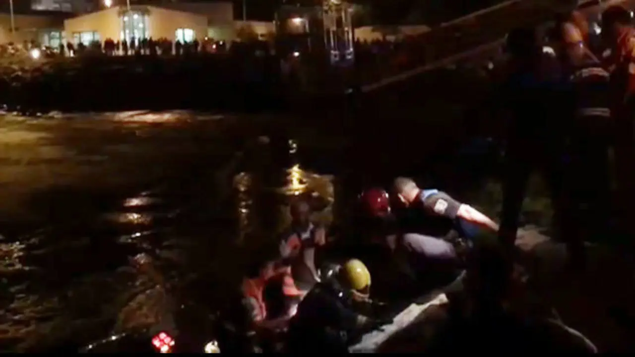 Un momento del rescate del hombre en Sada. TVG