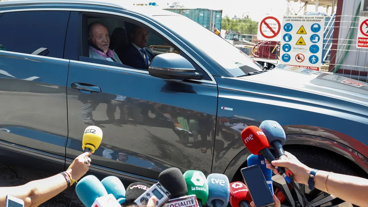 O xefe do Estado, esta mañá, tras abandonar o hospital. DAVID FERNÁNDEZ (EFE)