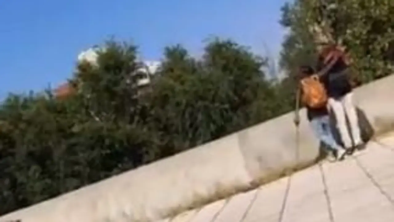 La retención del supuesto atacante fue grabada por un viandante. TWITTER