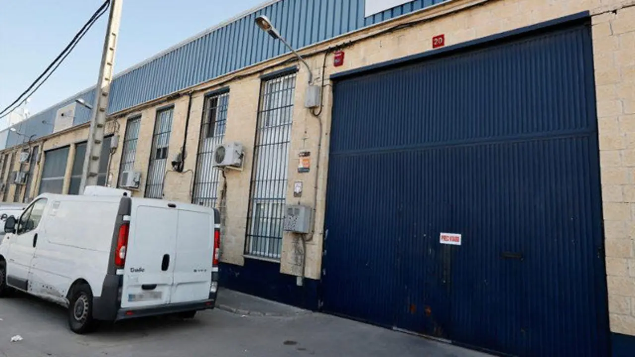 Fachada de la fábrica de Magrudis. J.M. VIDAL (EFE)