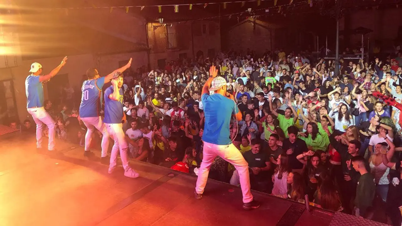 Imagen de la orquesta actuando. ORQUESTA SÚPER HOLLYWOOD