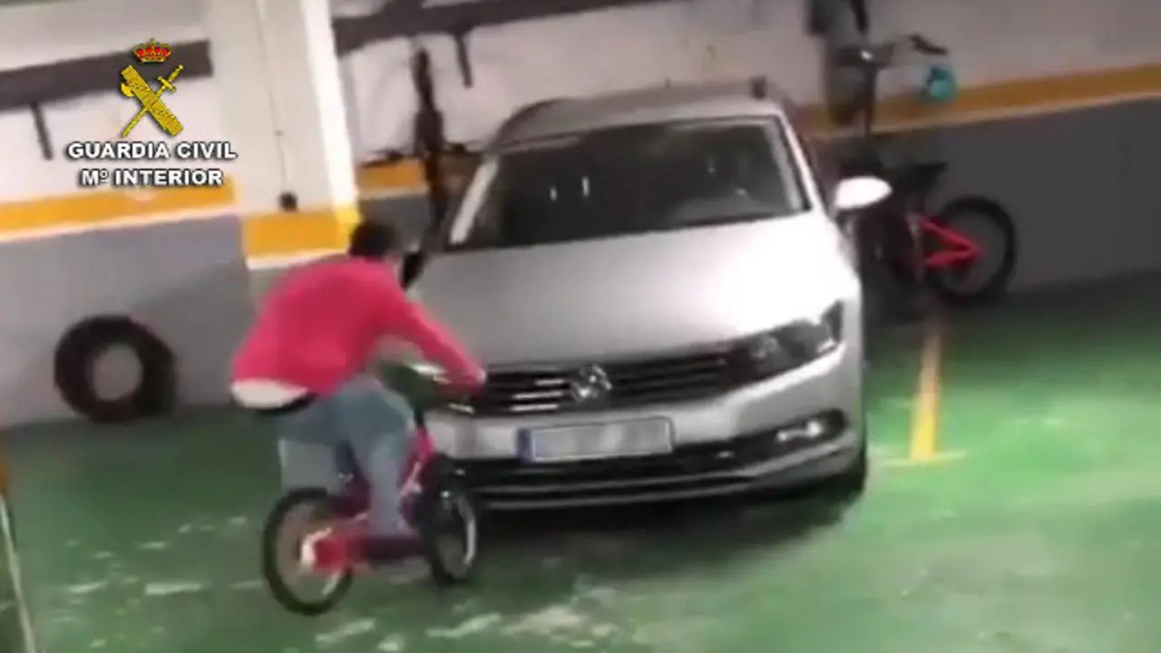 O mozo investigado, realizando acrobacias sobre unha bicicleta. GARDA CIVIL