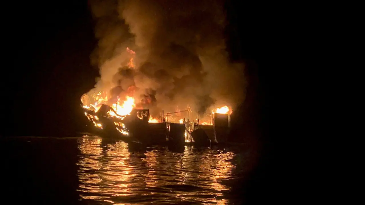 El fuego calcinando la embarcación. SANTA BARBARA COUNTY FIRE DEPARTMENT (EFE)