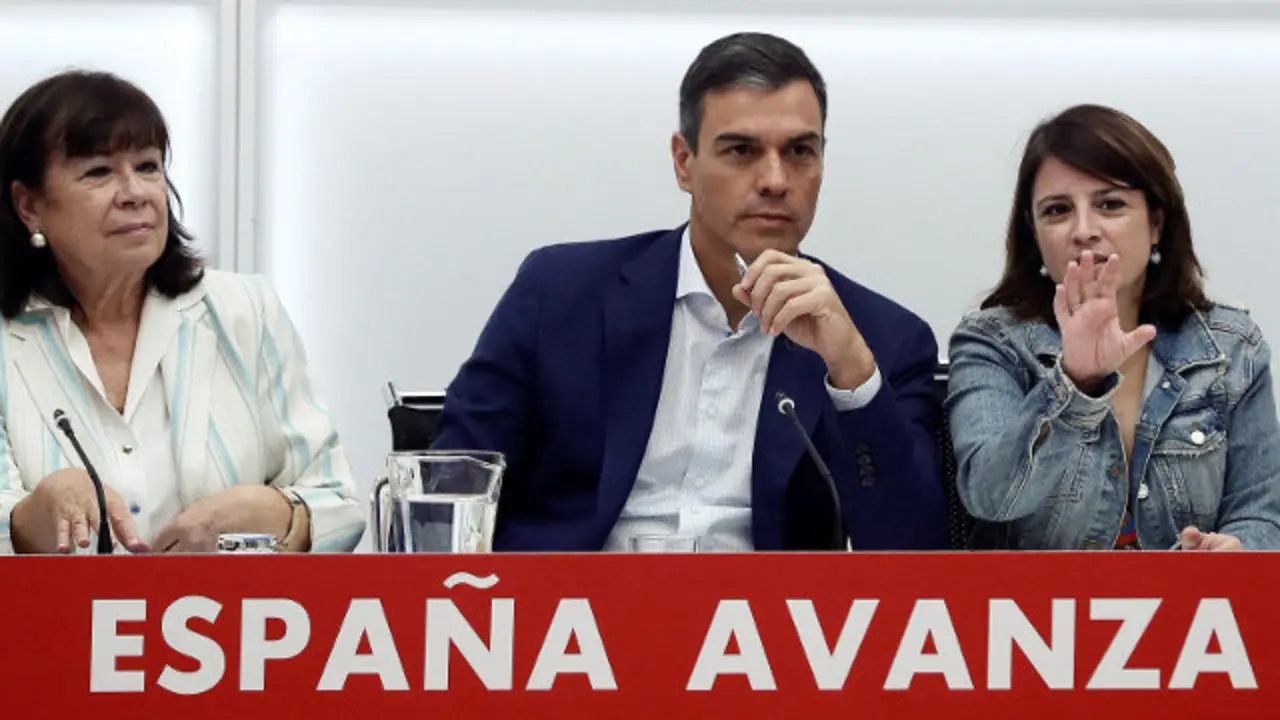 Pedro Sánchez, acompañado por la presidenta, Cristina Narbona, y la vicesecretaria general, Adriana Lastra, en Ferraz. MARISCAL (Efe)