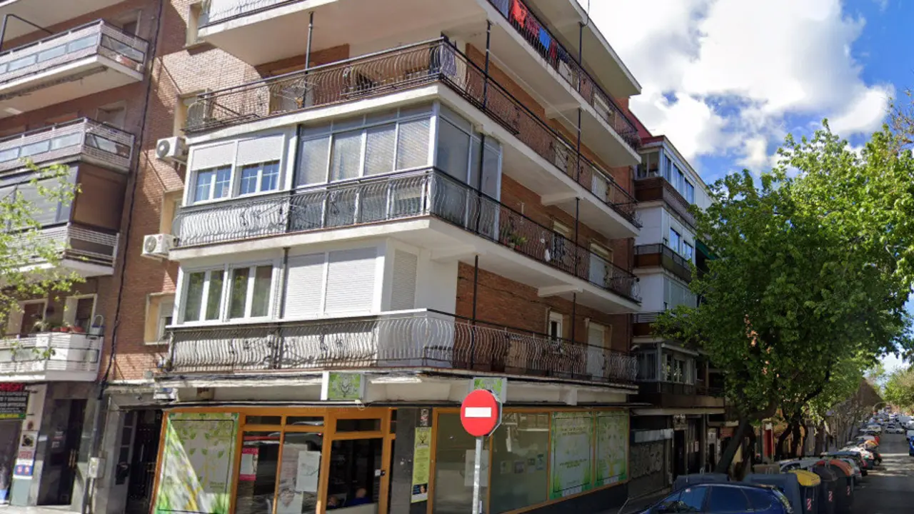 El cadáver fue hallado en una vivienda de la calle Esteban Collantes, en Ciudad Lineal. GSV