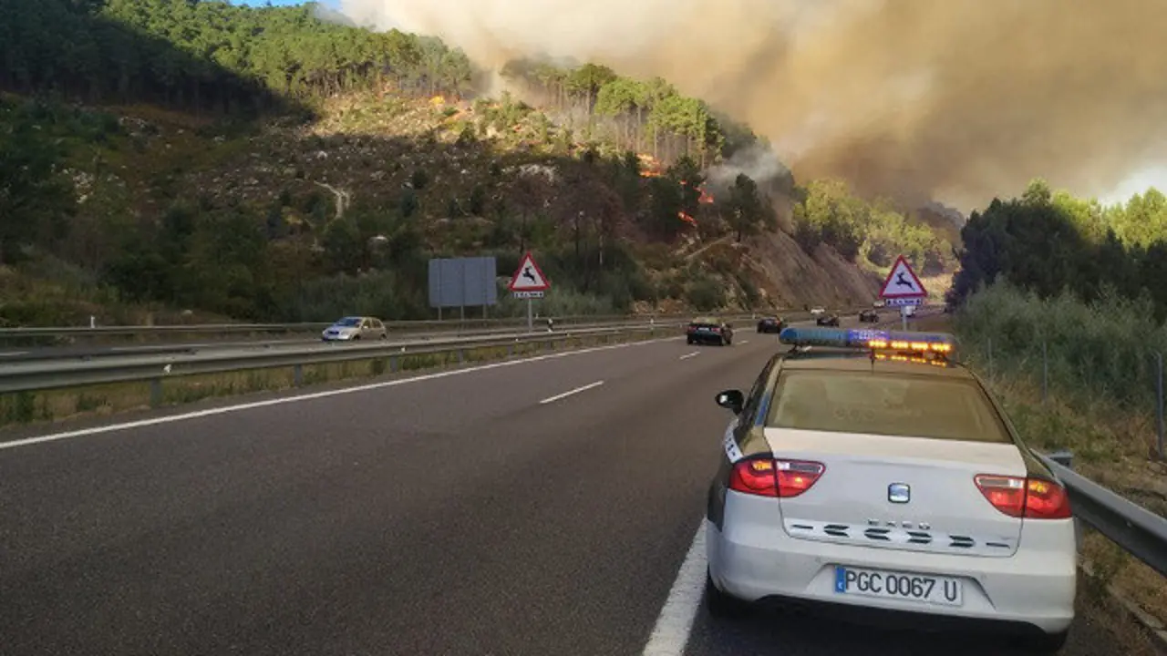 Incendio en la A-52, en Cenlle. PROTECCIÓN CIVIL OURENSE