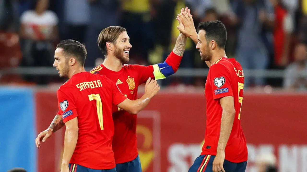 Pablo Sarabia, Sergio Ramos e Sergio Busquets celebran o triunfo. ROBERT GHEMENT (EFE)