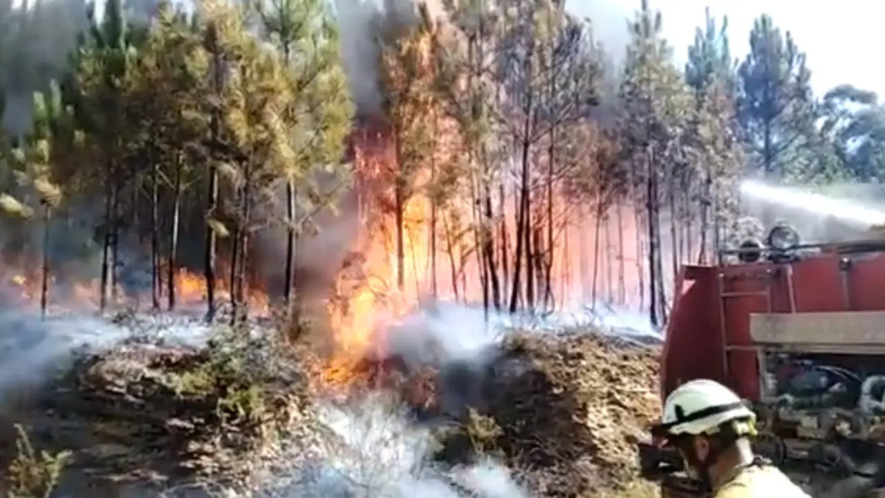 Fuego localizado en la zona de Mallas, en Fisterra. TWITTER