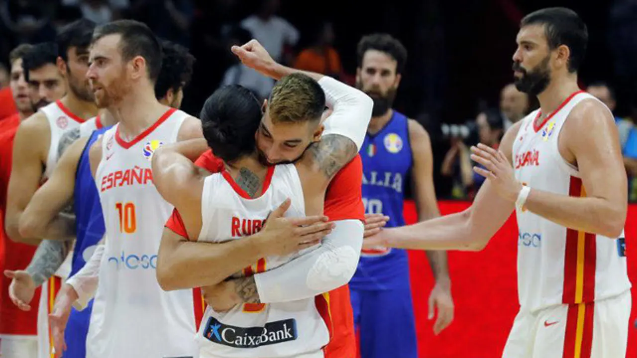 Los jugadores españoles celebran el triunfo. EFE