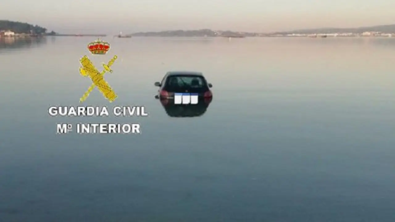 El vehículo en el agua. GUARDIA CIVIL