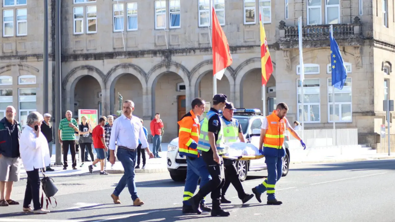 Efectivos trabajando en la zona del suceso. PATRI FIGUEIRAS