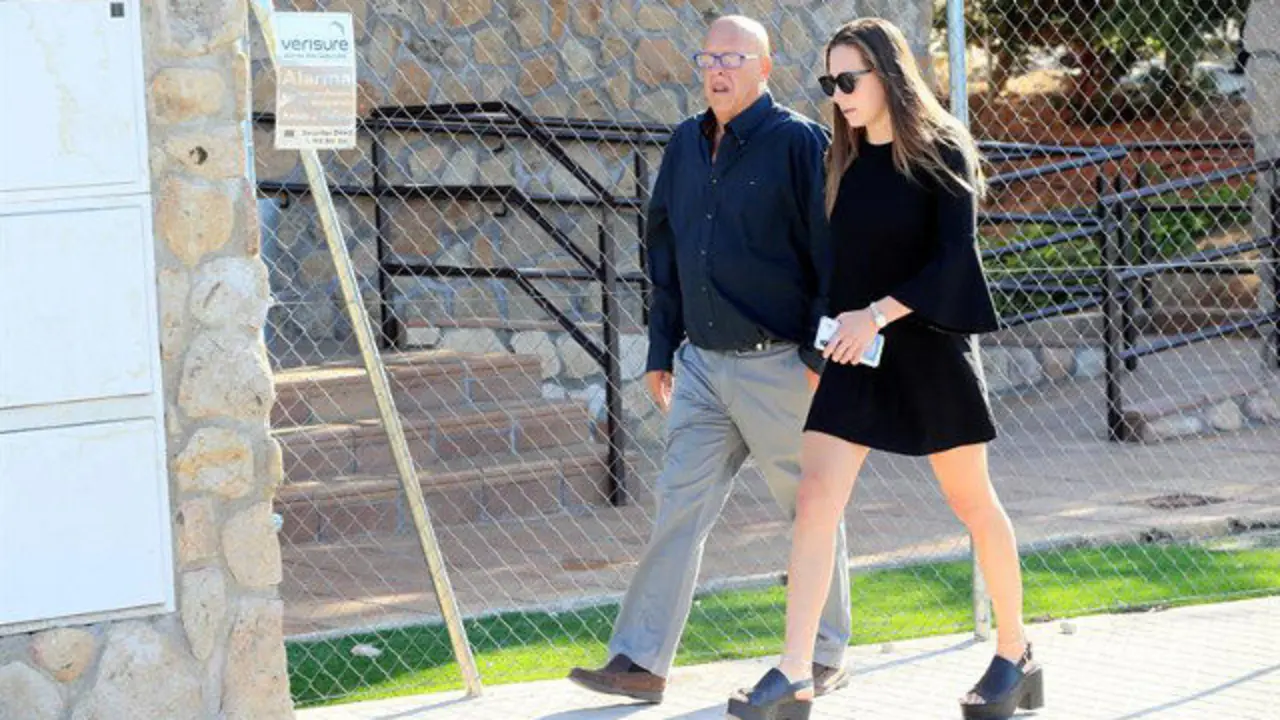 Olivia Fresneda, hija de la esquiadora Blanca Fernández Ochoa, a su llegada a la capilla ardiente. EFE