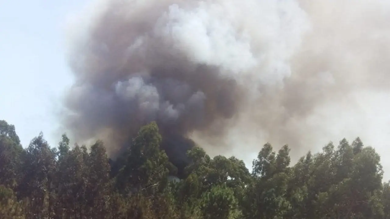 Lume en Ribeira. TWITTER (@Incendiosgalic1)