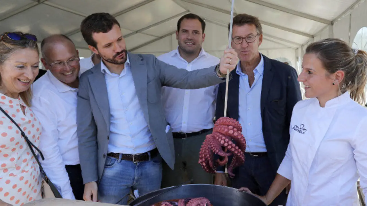 Casado e Feijóo, acompañados por cargos do partido, na carpa ao final do acto político celebrado este sábado en Cerdedo-Cotobade. LAVANDEIRA JR (EFE)