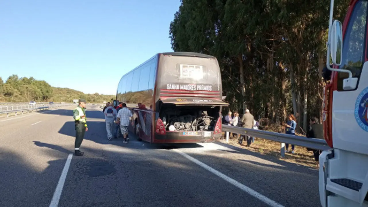 O autocar afectado polo incendio. EMERXENCIAS OURENSE