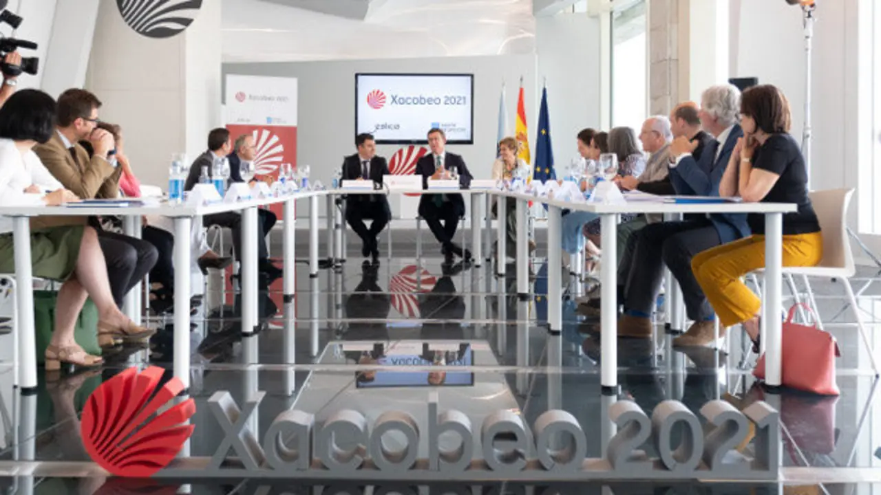 El conselleiro de cultura y el presidente de la Xunta en la reunión de la comisión organizadora del Xacobeo en la Cidade da Cultura. AEP