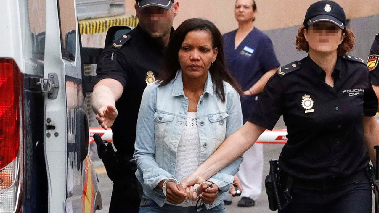 Ana Julia Quezada accediendo este miércoles a la Audiencia de Almería. RICARDO GARCÍA (EFE)