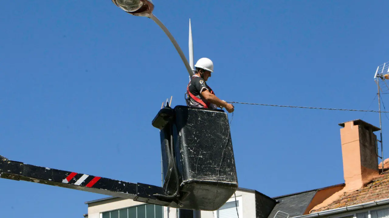 Un operario trabaja este miércoles en la instalación del alumbrado navideño de Vigo. SALVADOR SAS (EFE)