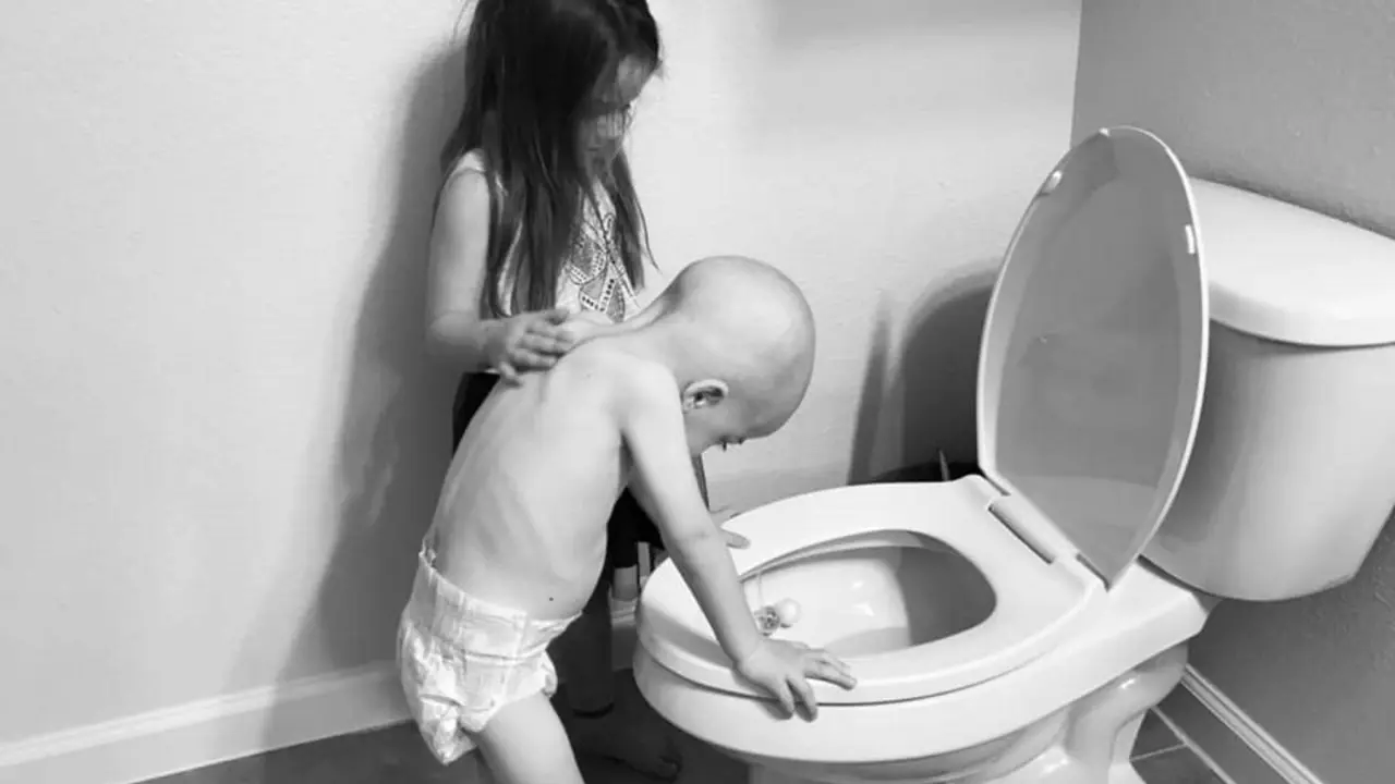 A imaxe dunha nena acompañando ao seu irmán con cancro mentres vomita volveuse viral. FACEBOOK