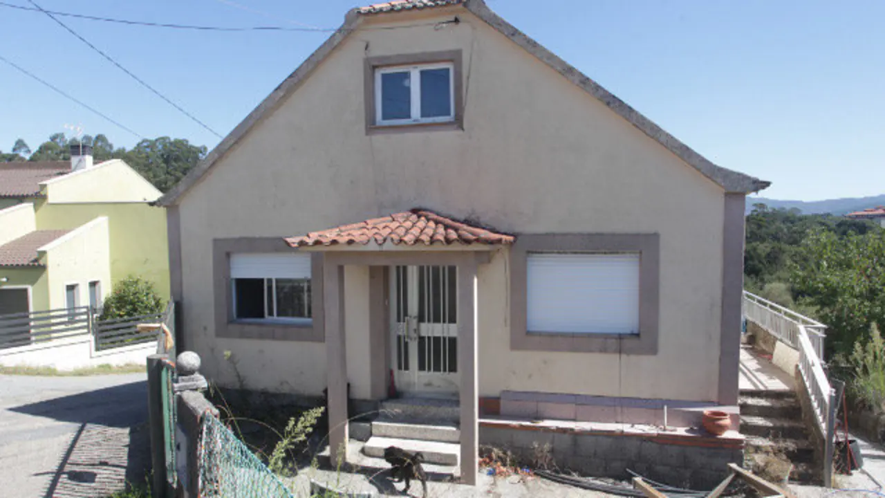 Casa na que vivía a muller desaparecida en Lérez. DAVID FREIRE