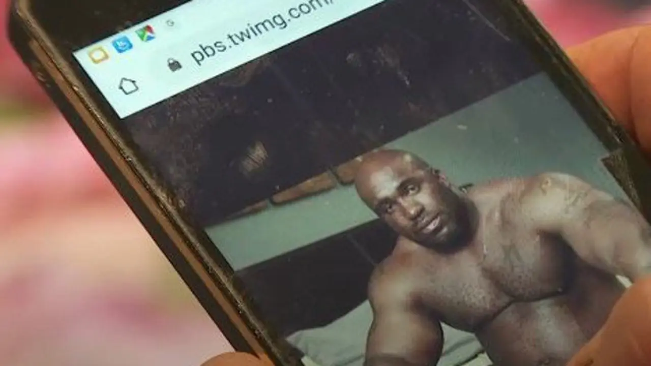 La noticia falsa conduce a la imagen de un hombre desnudo. EP