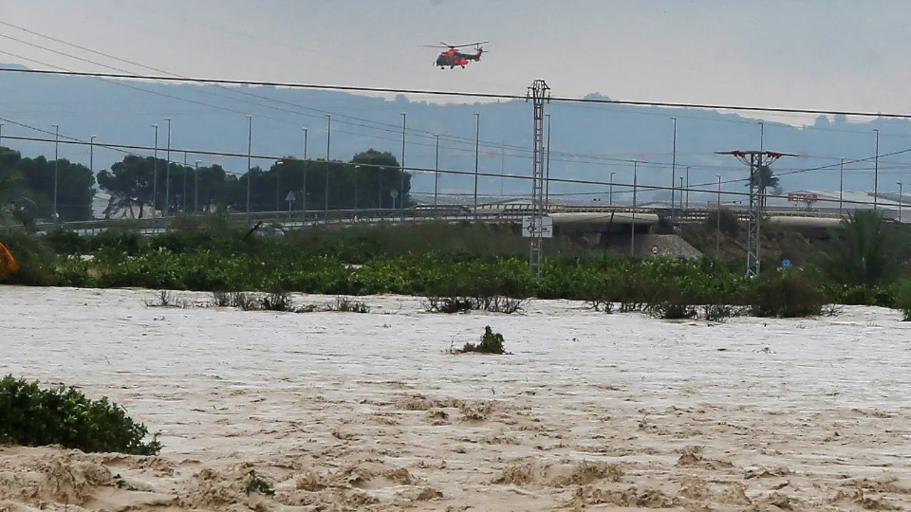 El temporal está afectando a diversas zonas del país. MANUEL LORENZO (EFE)