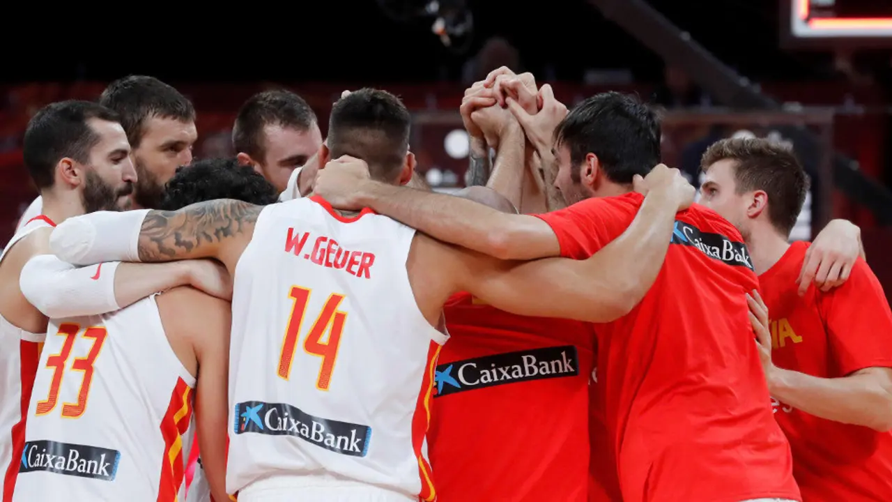 Los jugadores de la selección española celebran la victoria ante Australia. JUAN CARLOS HIDALGO (EFE)