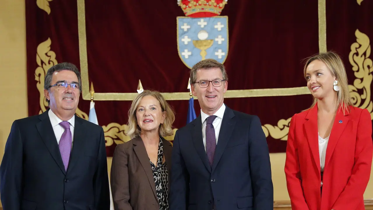 Firma del convenio de colaboración, este viernes, en el compostelano Pazo de Raxoi. LAVANDEIRA (EFE)