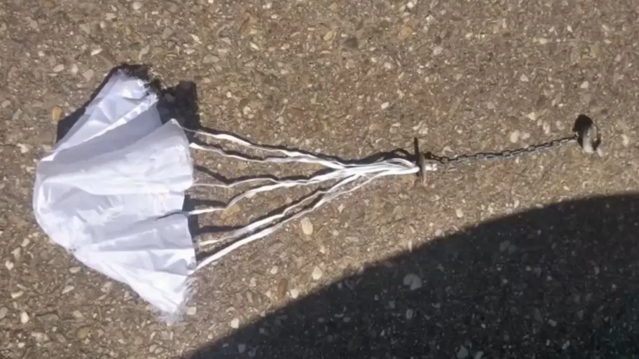 Uno de los artefactos localizados por los vecinos de Areas. TVG