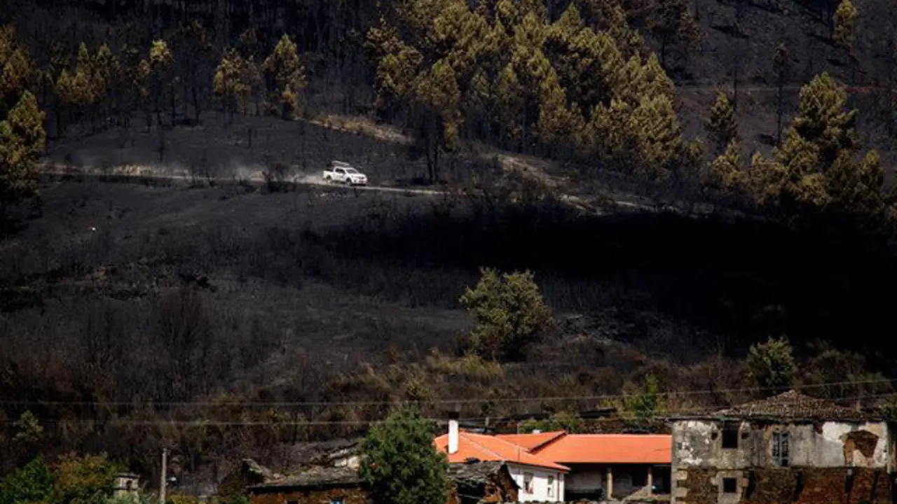 Las lluvias han contribuído a estabilizar el incendio de A Gudiña BRAIS LORENZO