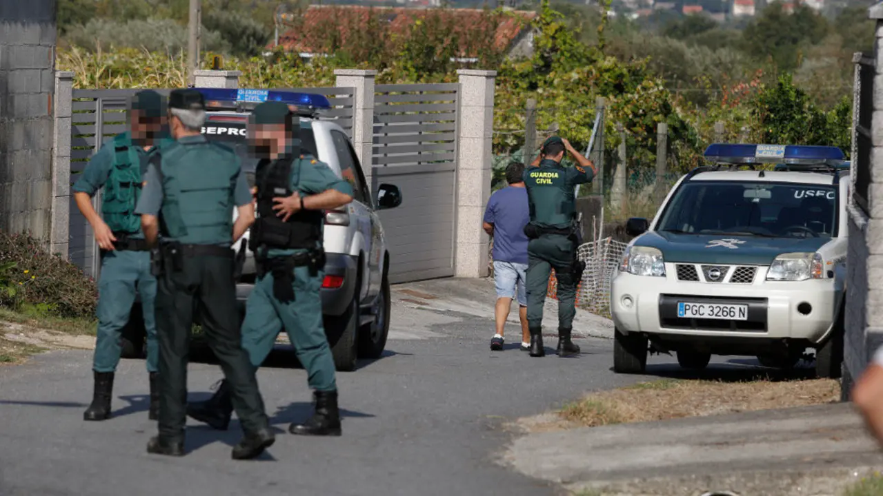 La Guardia Civil en el lugar del triple crimen de Valga GGARCIA