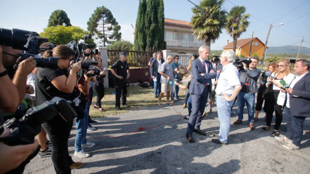 El vicepresidente de la Xunta y el alcalde de Valga, este lunes en Cordeiro. GONZALO GARCÍA