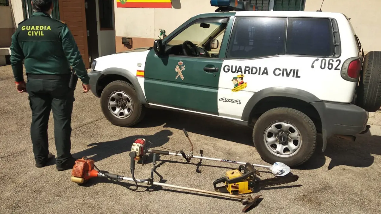 Un agente con algunos de los bienes robados en Gondomar y recuperados por la Guardia Civil. GC