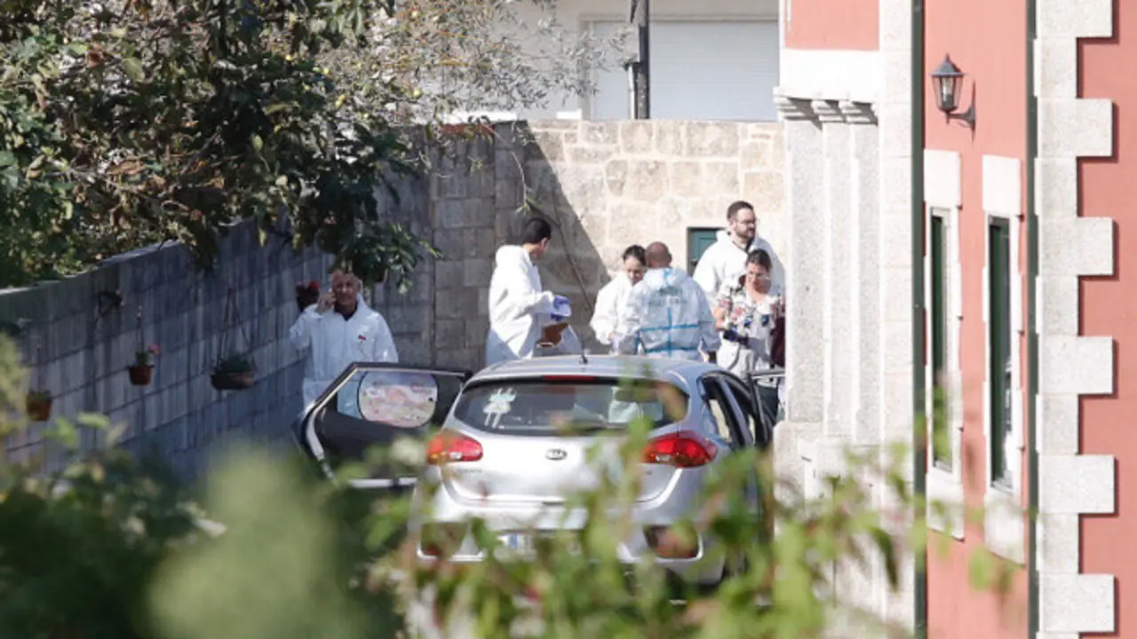 Investigadores en Cordeiro, en Valga, donde se registró el triple crimen. GONZALO GARCÍA